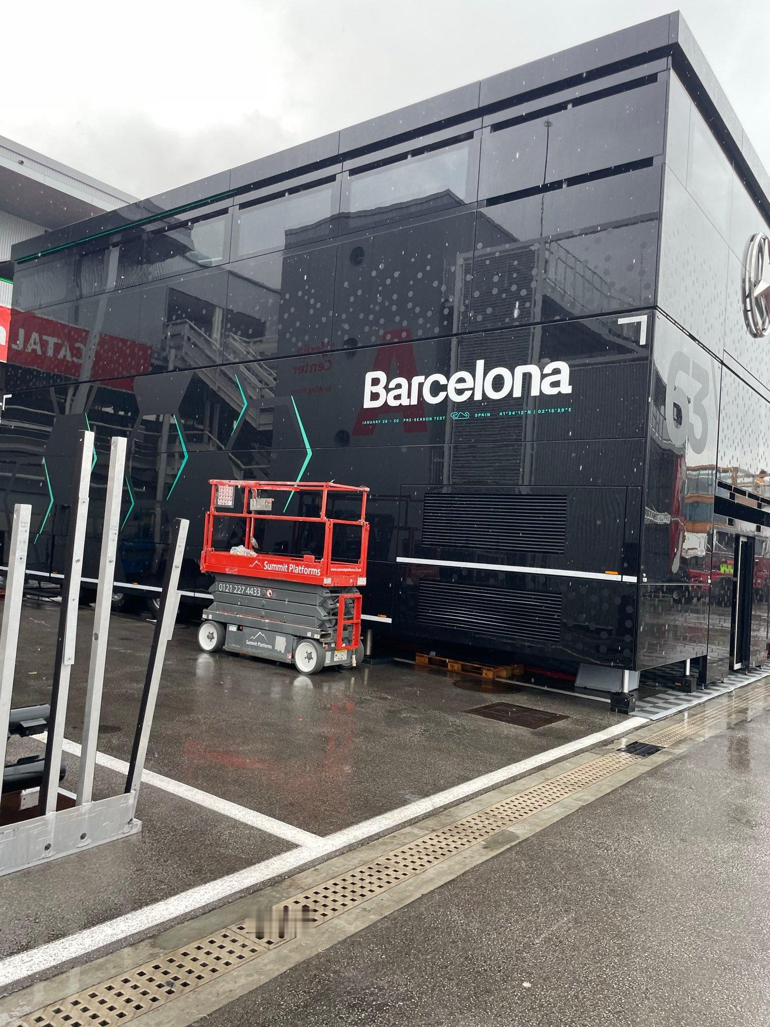 加泰罗尼亚赛道的围场正在紧锣密鼓的布置，F1官方第一轮季前测试即将到来，本次将有