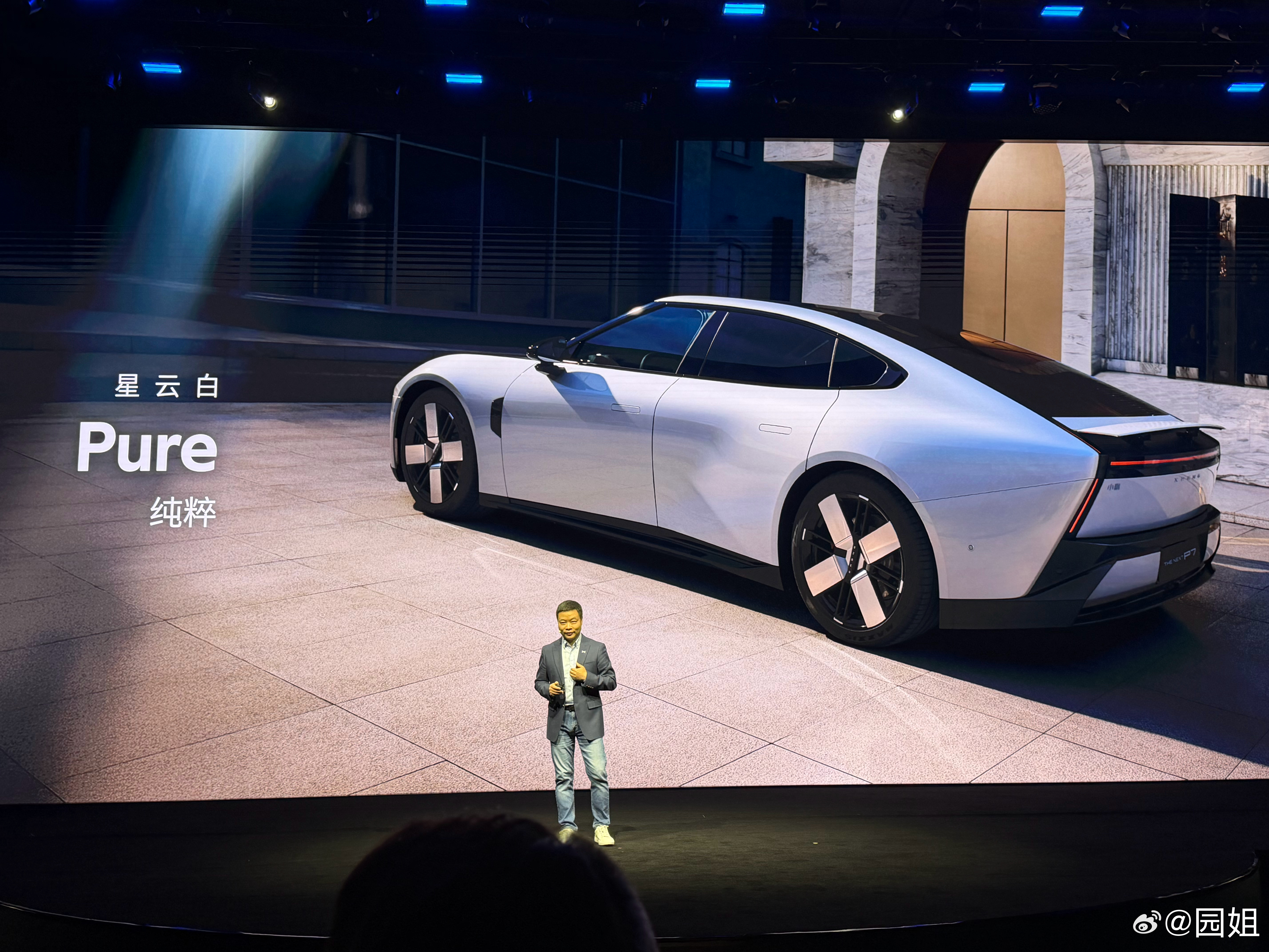 小鹏P7新增三款配色，说实话我很喜欢红色的，不过这车开出去是不是太显眼了，白色也