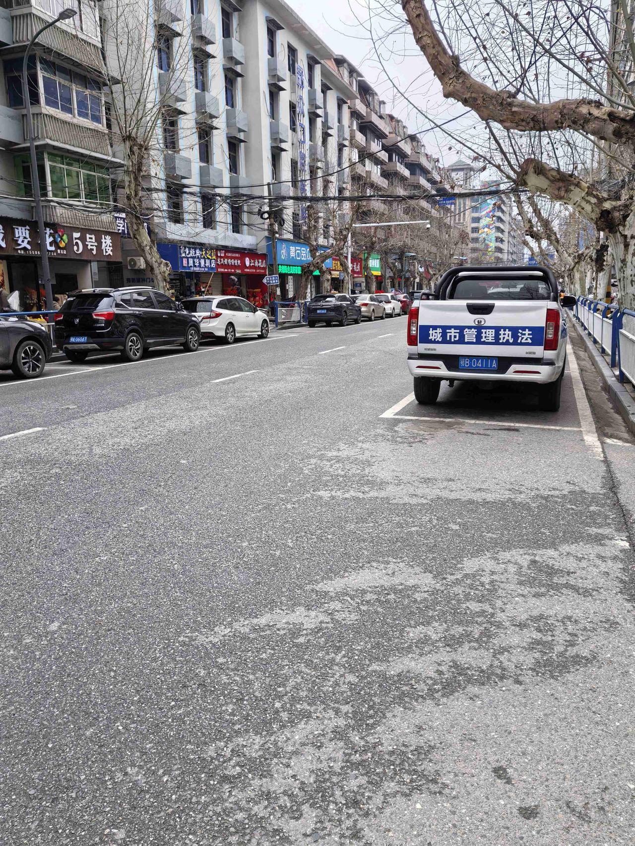 带定位晒今日生活 今日心情轻松愉快，黄石街道阳光正好。抬头看，湛蓝的天空没有一丝