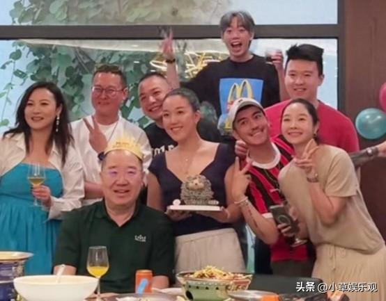 血缘不是亲情的通行证，当年种下冷漠的因，如今就得咽下孤独的果。满屋子的排场，终究