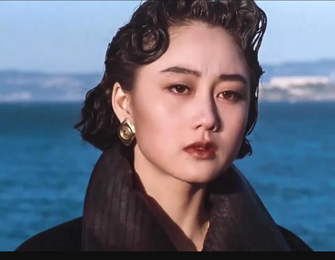 看了年轻时的利智，或许我们欠李连杰一句对不起。

众所周知，李连杰同利智相识前已