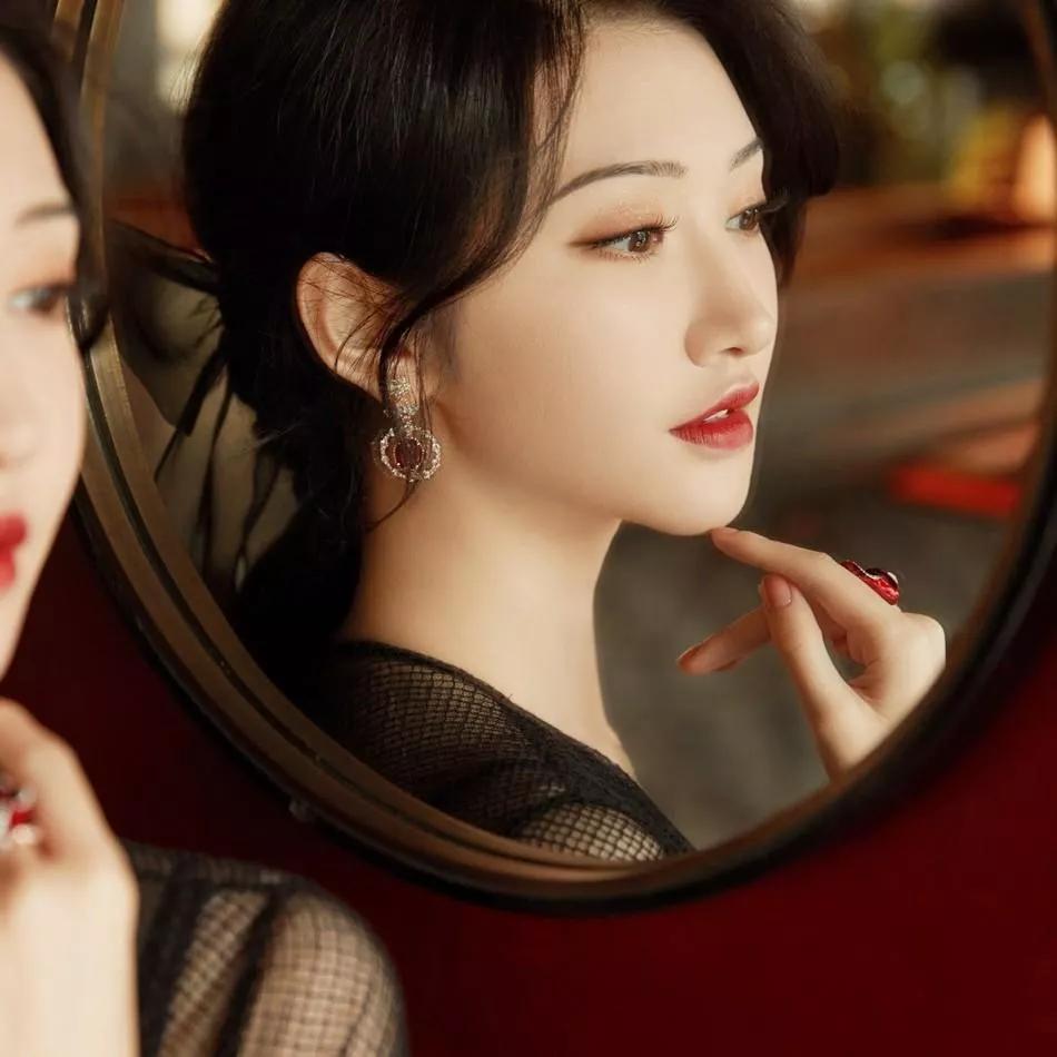 优雅红唇，镜中倒影，展现迷人风情。红唇美人照 逆光红唇写真 红唇生活照 深发红唇