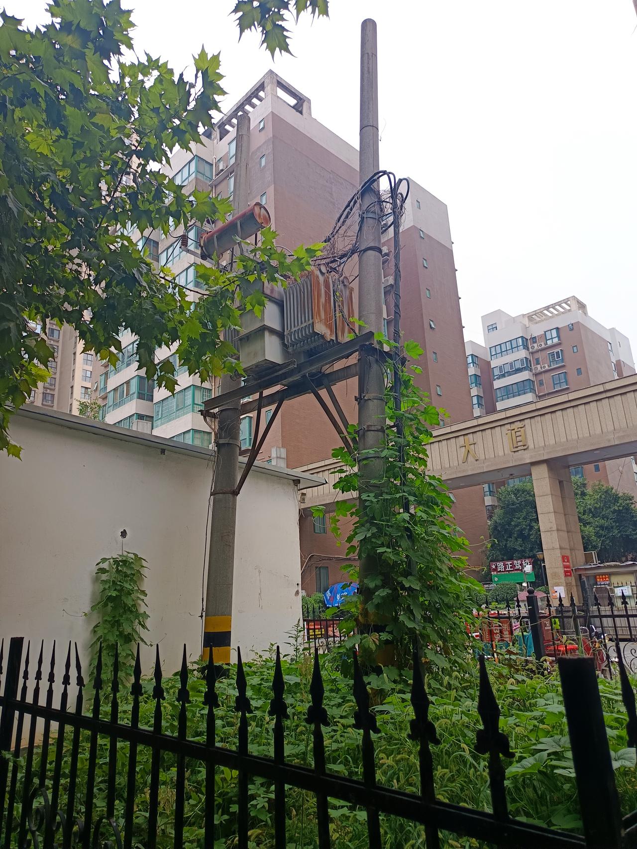西安市上东大道小区门口，矿山路2290号，矗立者一个废旧变压器。二手变压器，废弃
