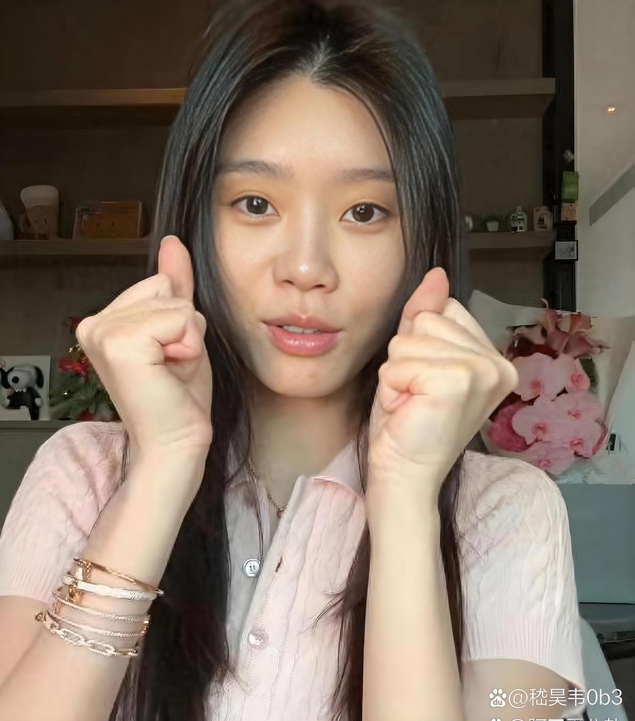 奚梦瑶纯素颜出镜，我不由得感慨，她一只手腕居然叠戴了五条钻石手链。 