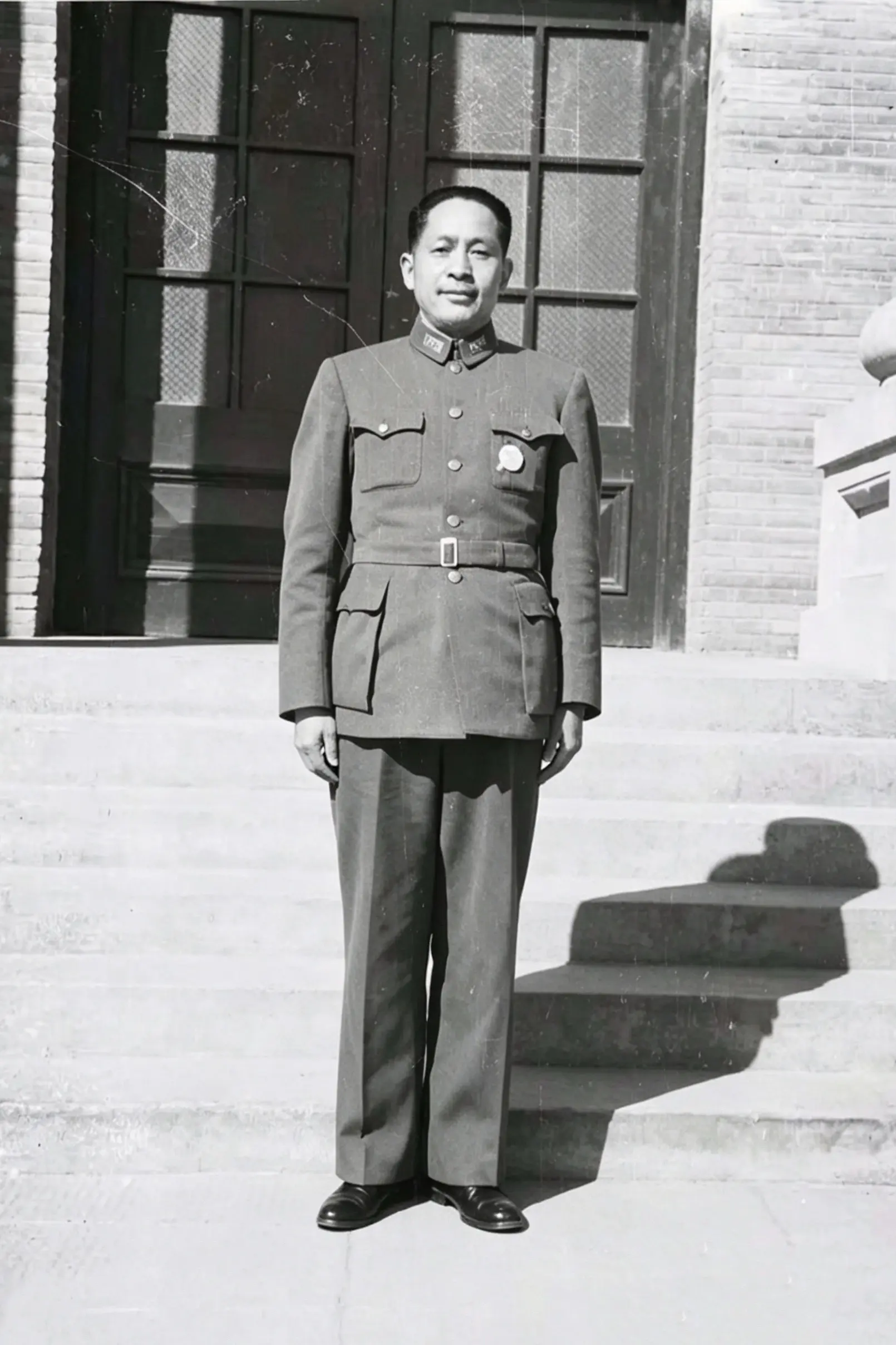 重庆警备司令：孙元良。