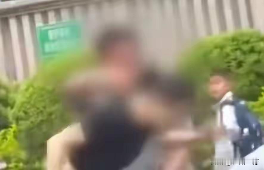 低俗恶搞视频，不该污染网络空间
 
刷网络短视频时，屡屡刷到多个保安与女子刻意拍