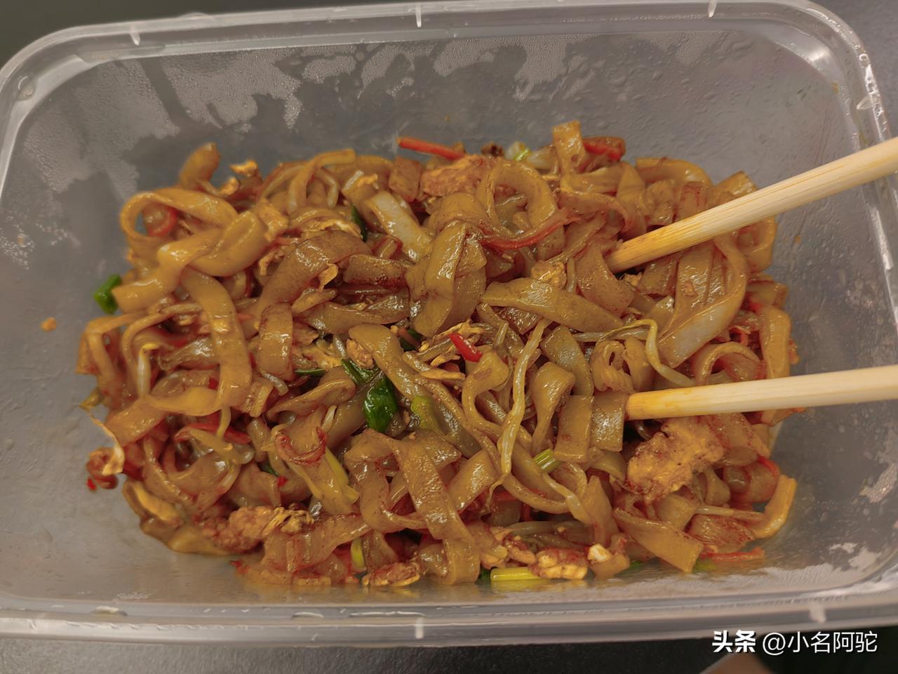 防城港的路边炒粉十块钱一份
之前路过防城港，雨中在路边的烧烤店吃了一份高达28元