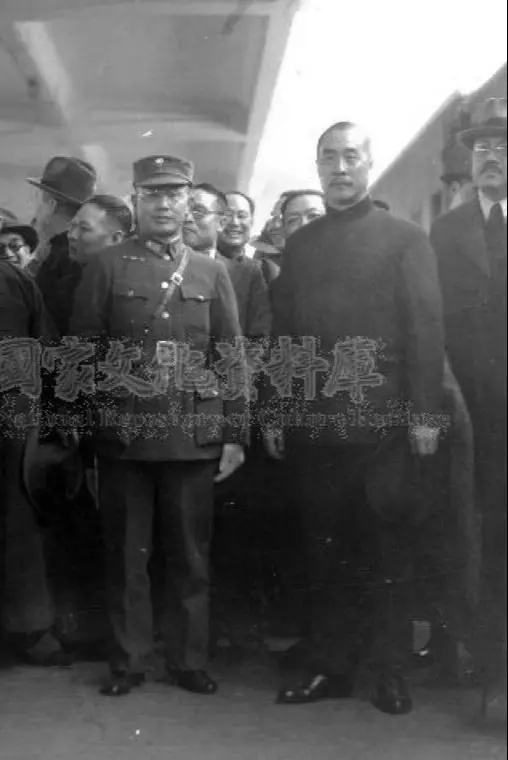 1937年3月30日。山东省主席韩复榘抵达北京，何应钦车站迎接！