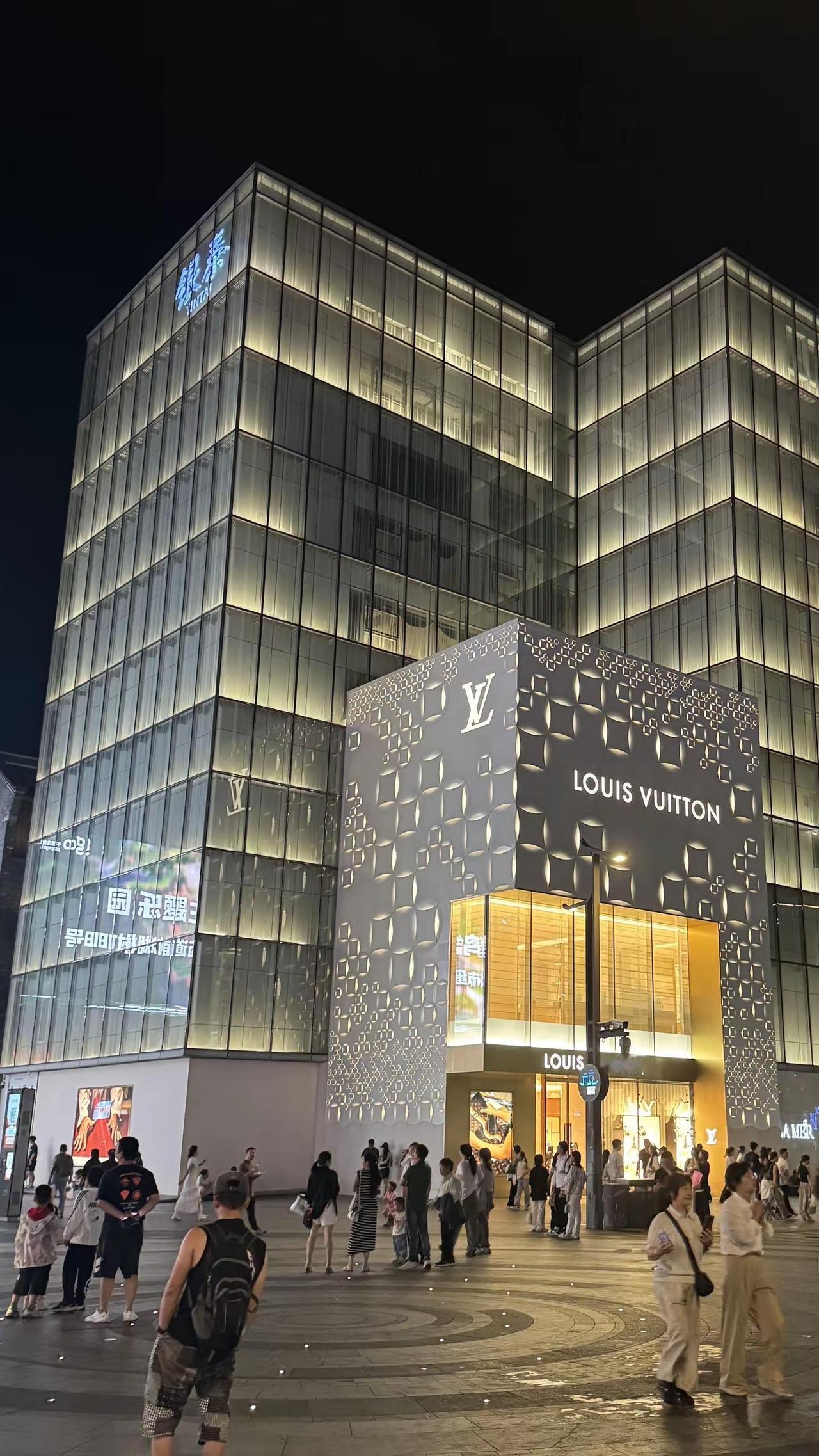 正是做梦的季节，在湖滨和你分开的雨夜。李大奔杭州湖滨