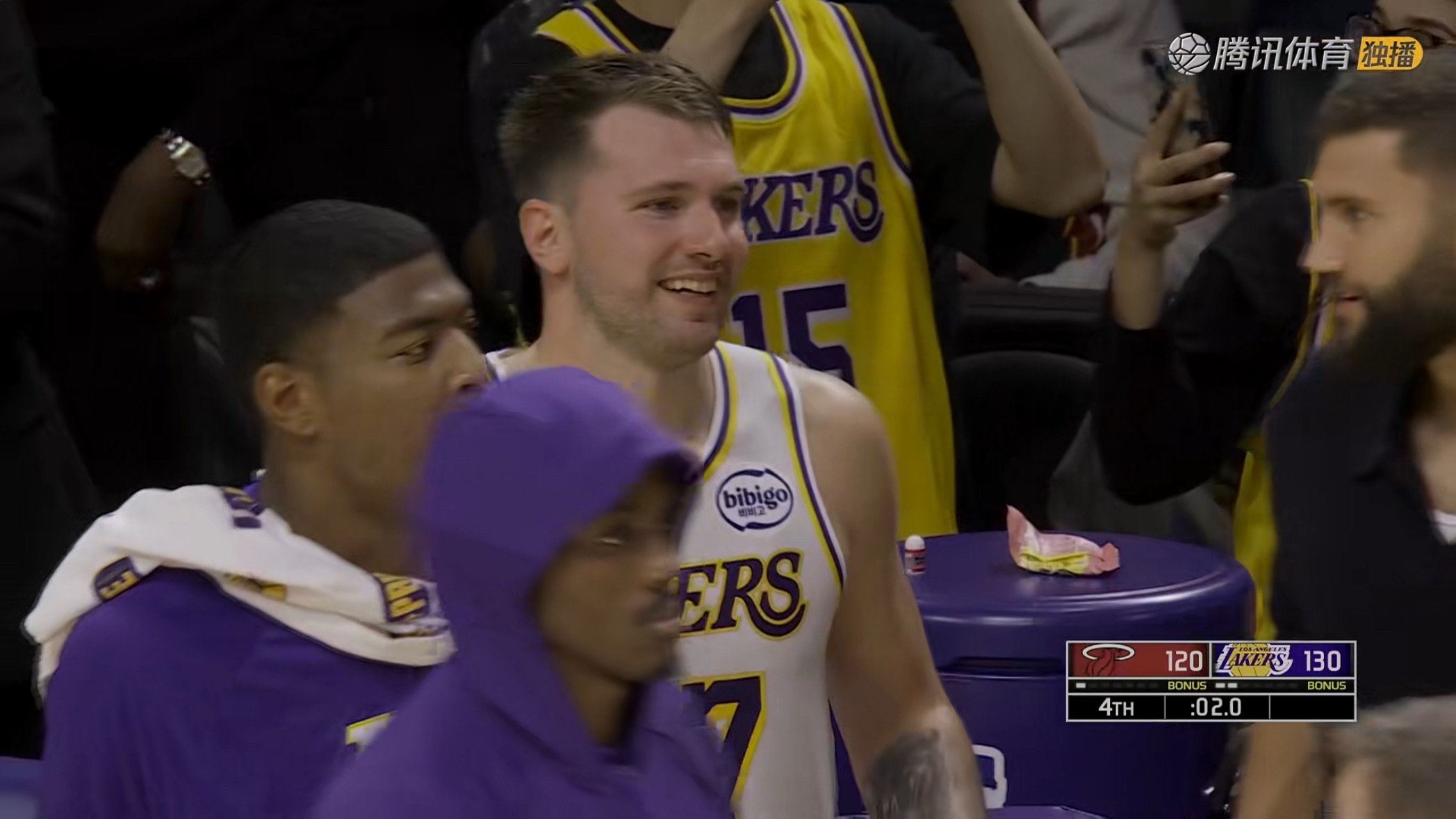 湖人主场赢下热火东契奇29分11篮板10助攻砍下三双里弗斯26分11助攻4篮板拉