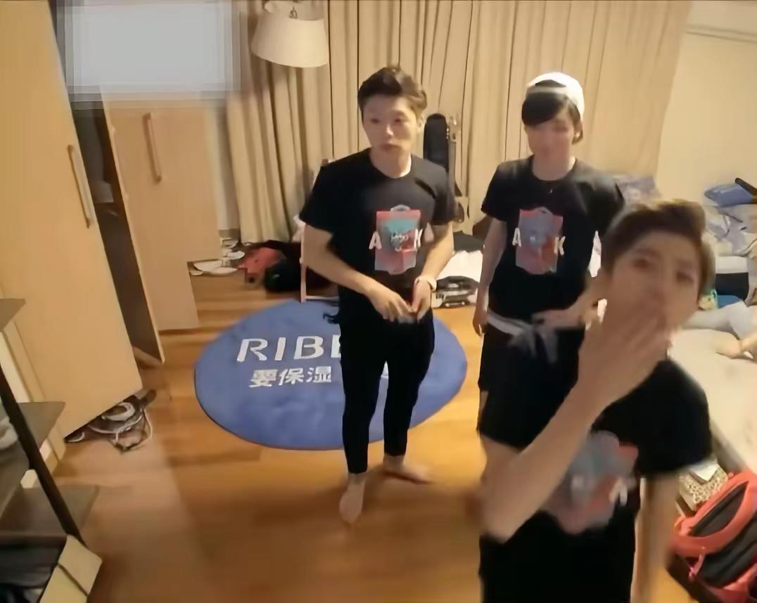 哥哥打小就爱飞吻 请选择一个飞吻做为你的解药... 蔡徐坤