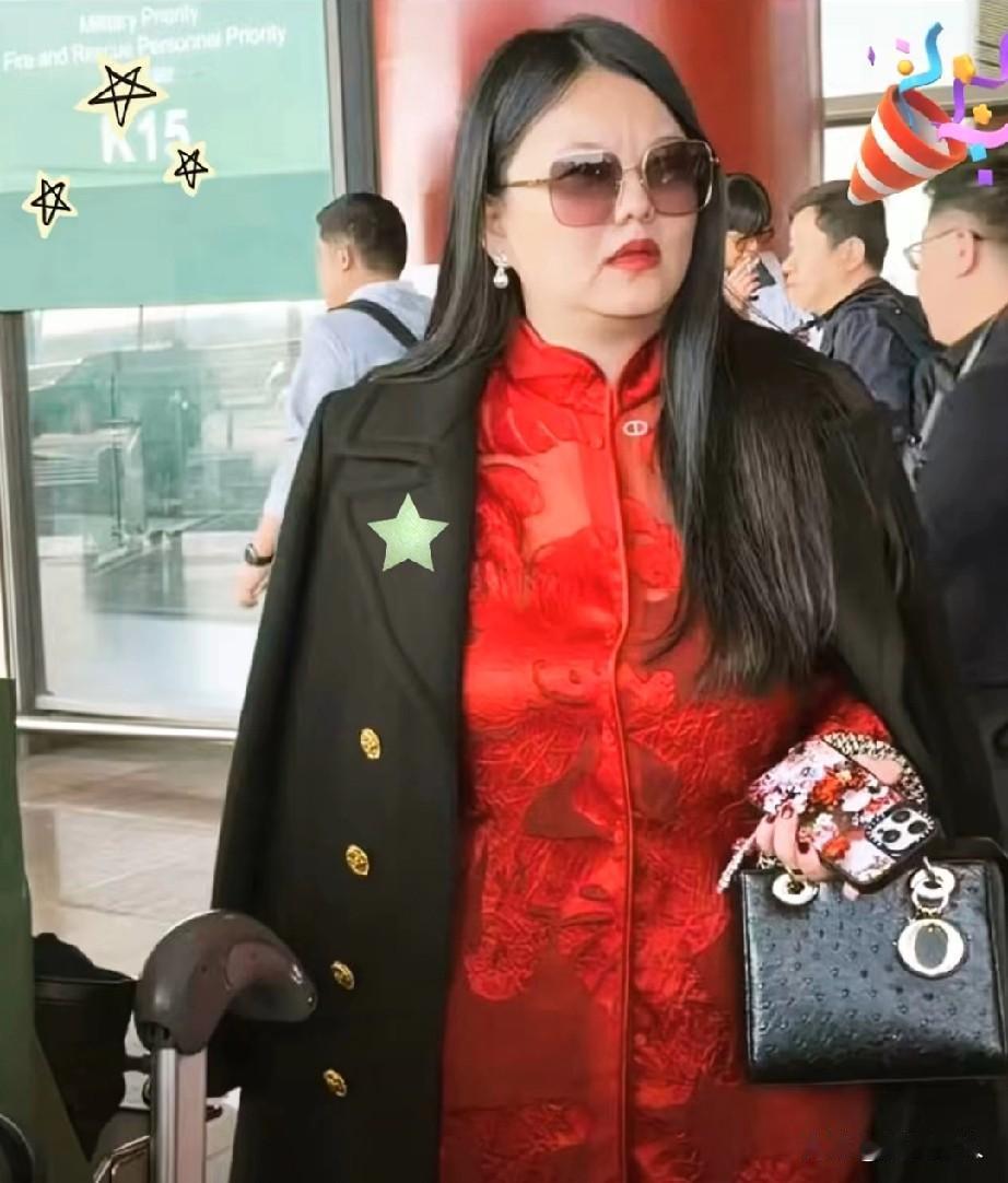李湘为何总披着外套，众网友纷纷猜测原因！
 
第一，这不明摆着嘛！披着外套超显瘦