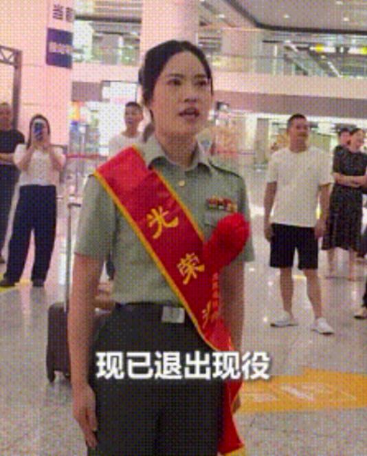 “上人民日报了！9月1日，重庆，一女子从军12年光荣退役回家，没想到，刚出站就看