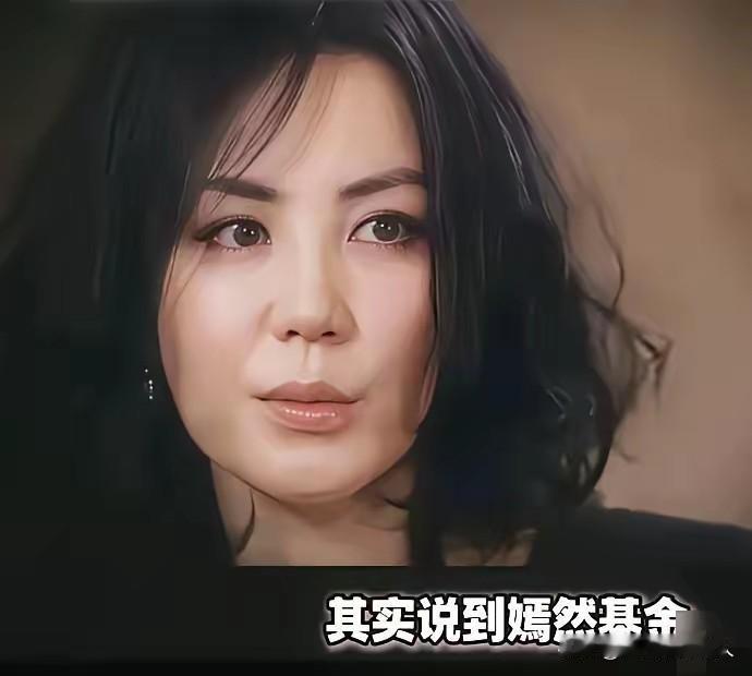 王菲当时只想治好李嫣就行，而李亚鹏想救治所有唇腭裂的孩子。
后来王菲每年给嫣然基