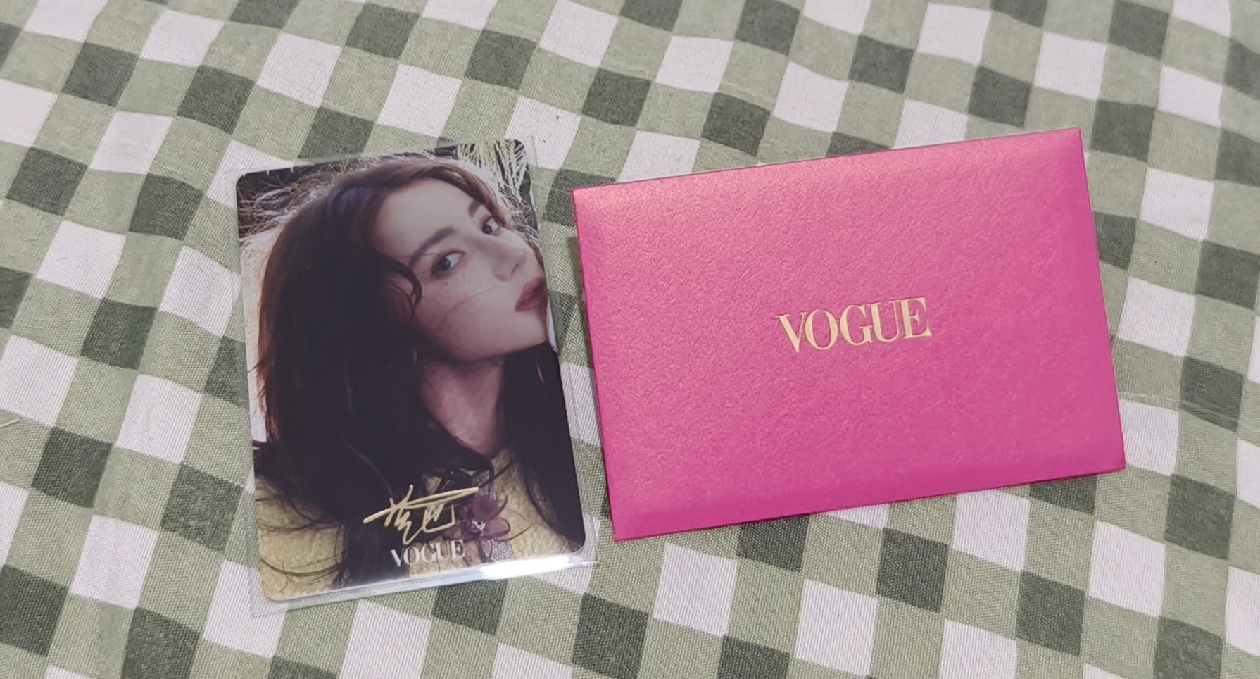 Vogue 这小卡还用应援色卡片包装，挺用心了，而且封面也拍的很好，买了vogu