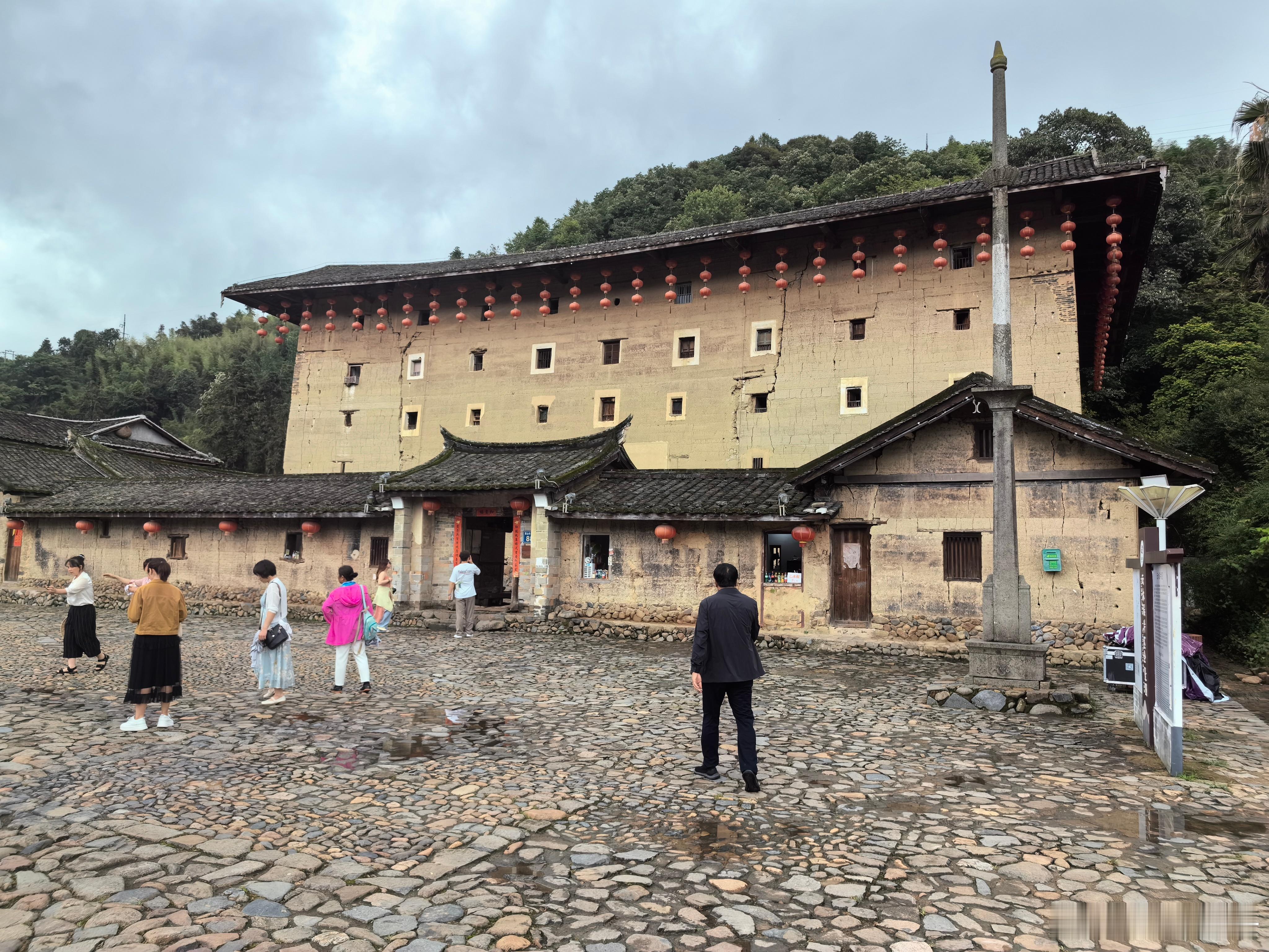 福建#土楼# 成就了独一无二的地域之美，不加粉饰的黄土墙，黑灰色的瓦顶，清水的木