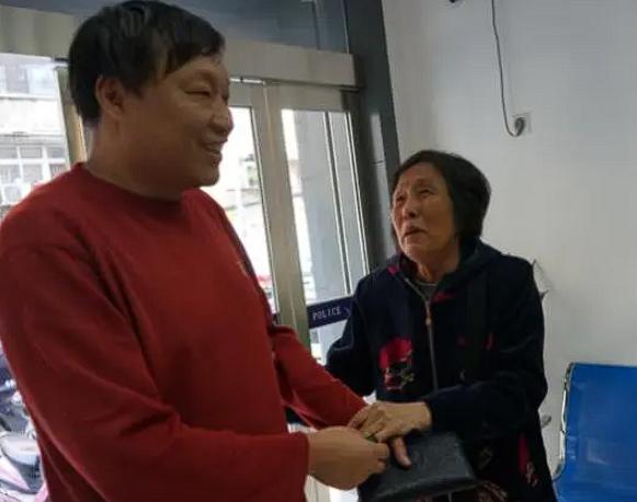 “这个‘的姐’火了！”两个老人带着5000元救命钱去医院看病，却不慎将钱和就医材