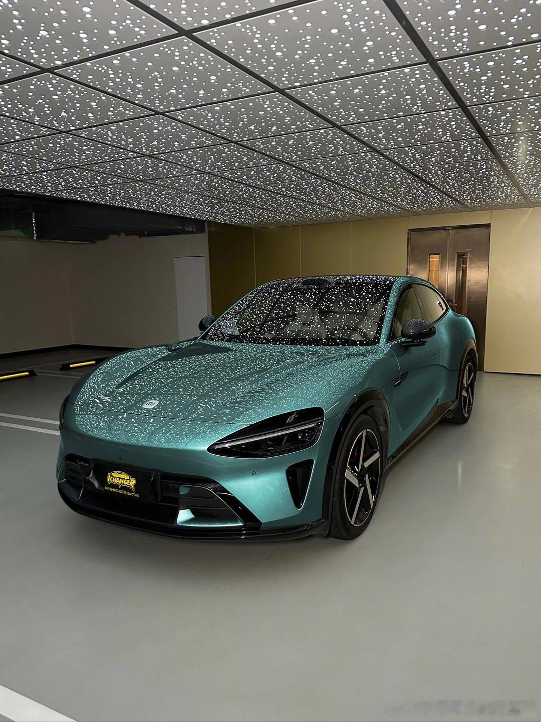 配上星空顶的照耀，这YU7更哇塞了诶 