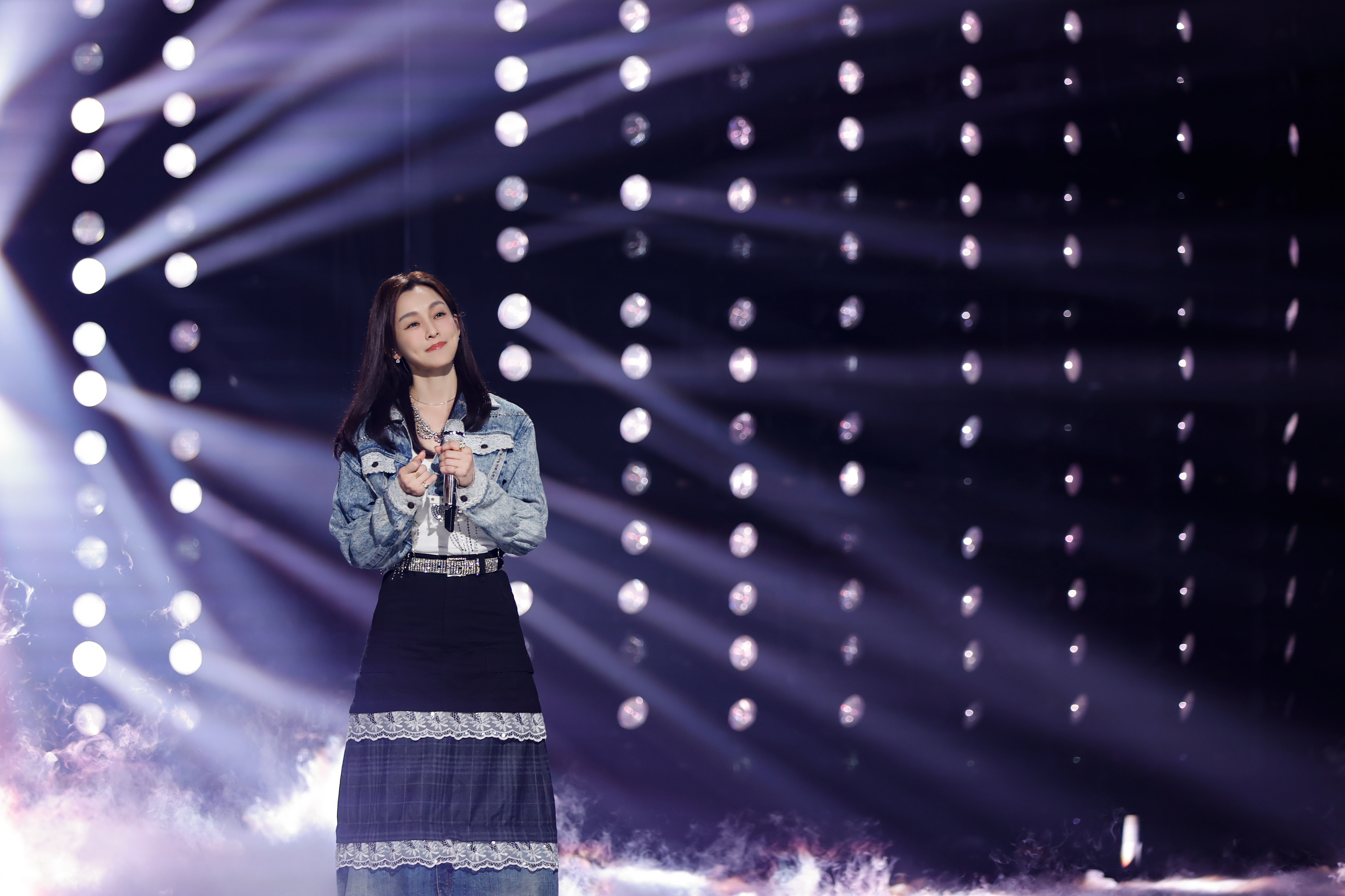 范玮琪[超话]  「打歌2025」 Ep9 美照分享[心]范玮琪新歌旅行bgm适