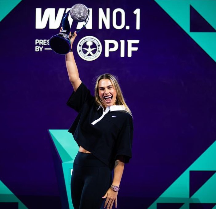 萨巴伦卡连续两年年终第一 在哈菩萨和蘑菇女士的见证下，萨巴昨夜领取了本赛季的年终