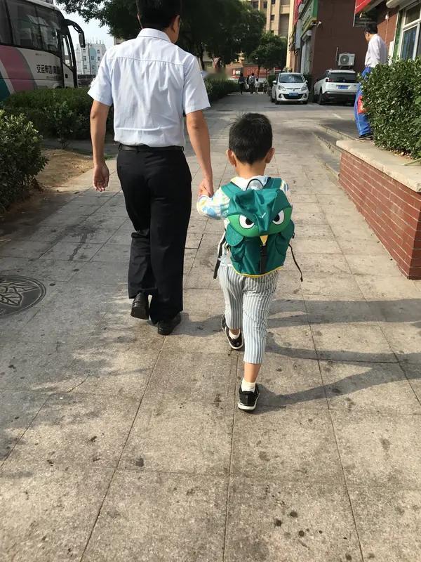 爸爸接女儿放学日常
孩子：我想爸爸。
爸爸：想爸爸啦？爸爸也想你。来自己拿，拿得