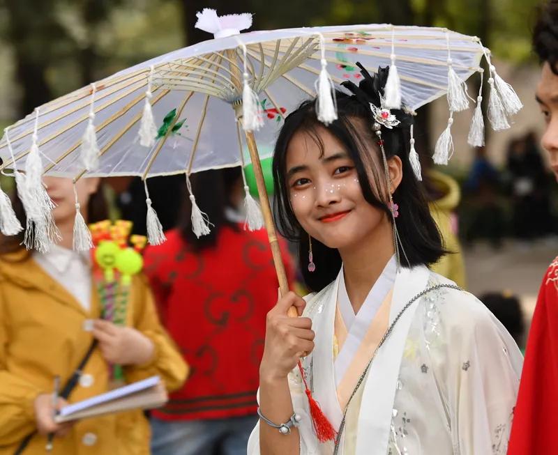《闺中盼》
谁人不盼遇相知，
寂寞深闺念未迟。
漫数情思窗畔坐，
欲托鸿雁传情诗