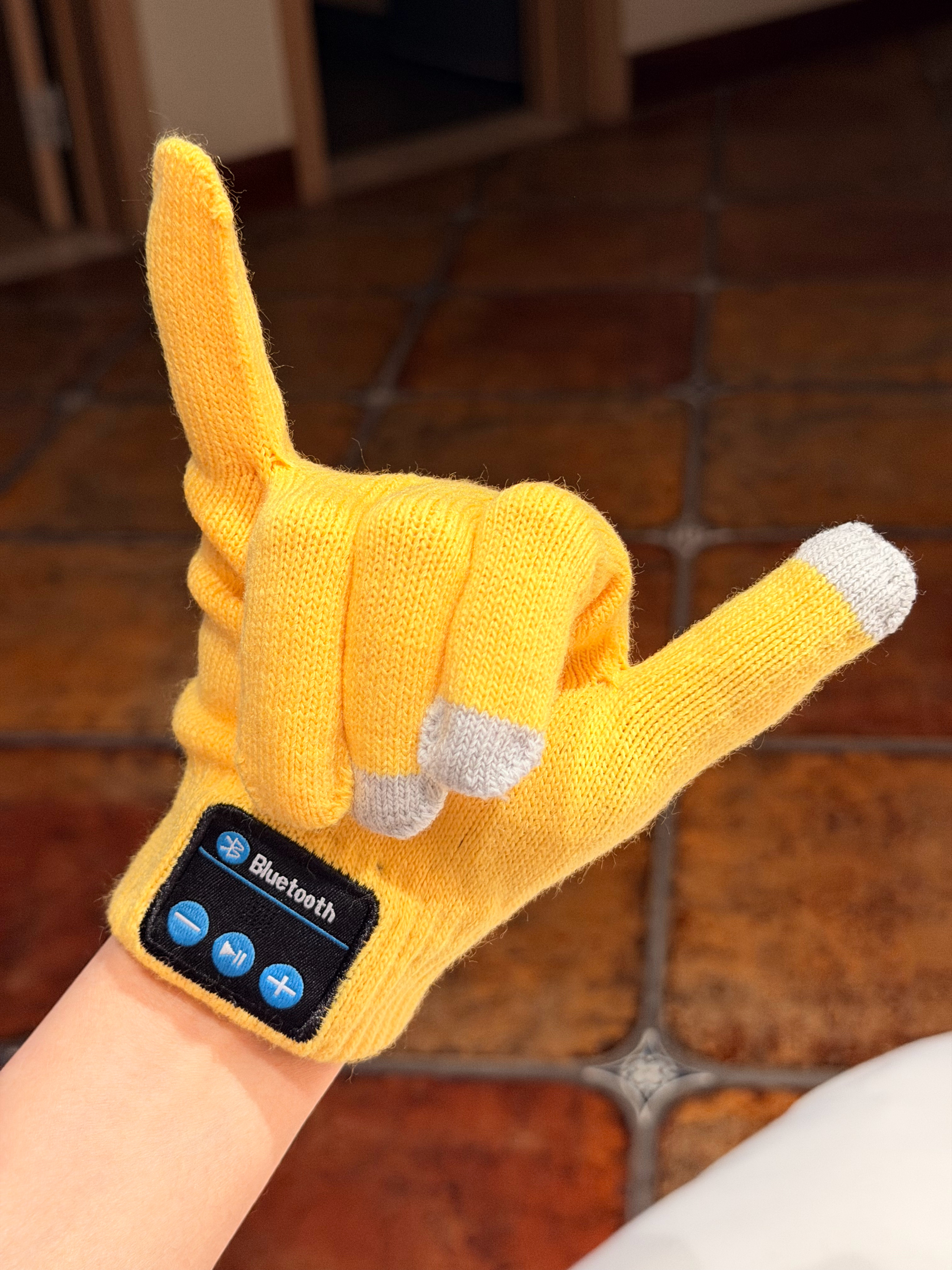 有谁能知道这个手套还能打电话通话的时候得比个六充电头还是C口 离了个大谱