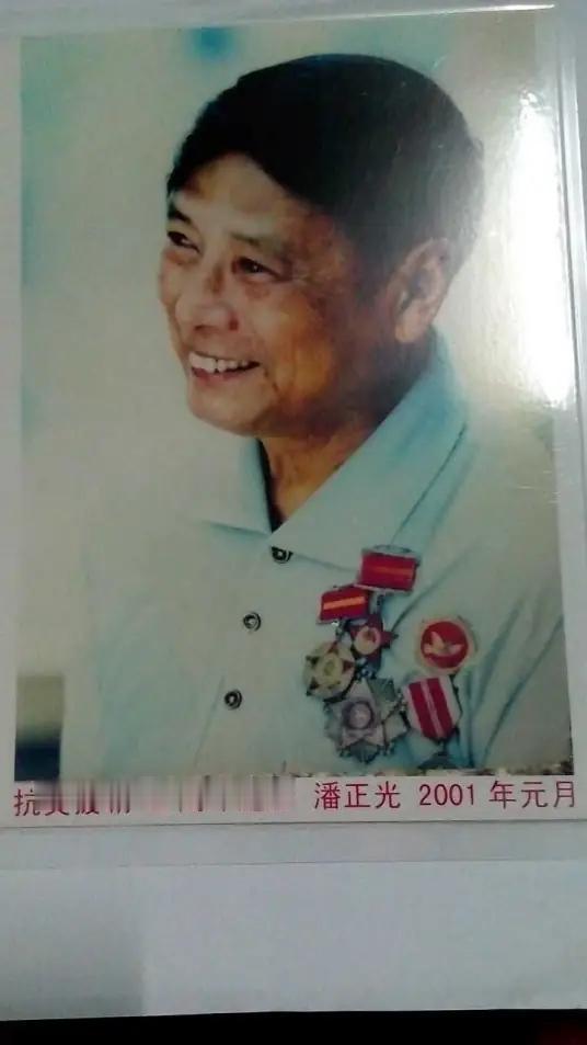1953年朝鲜战争中，志愿军通信员重伤被围，美军奸笑着想要俘虏他，200个大兵正