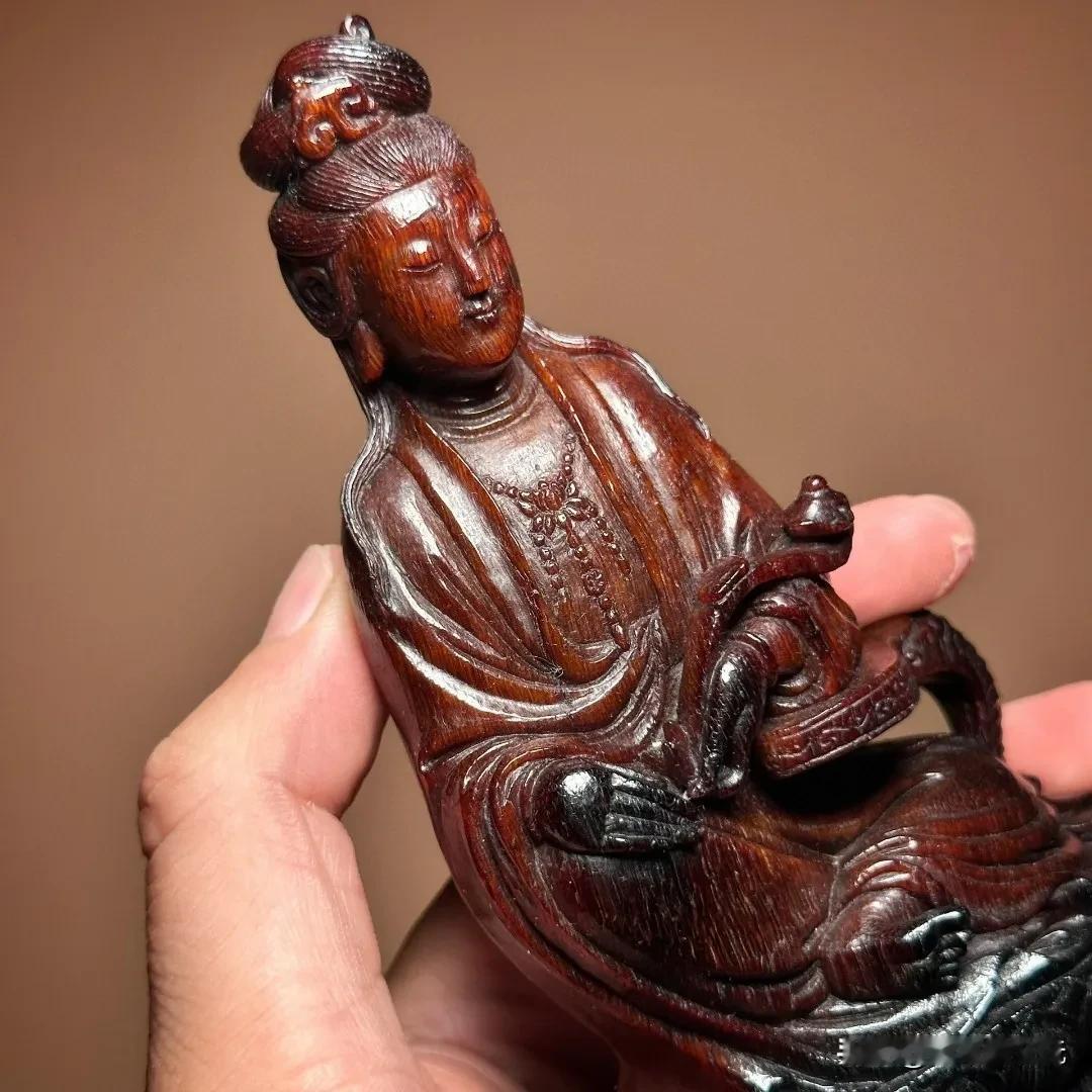 私人藏品赏析如意自在观音。品相雕工非常难得，角质呈古铜红色，开脸殊胜祥和。底部放