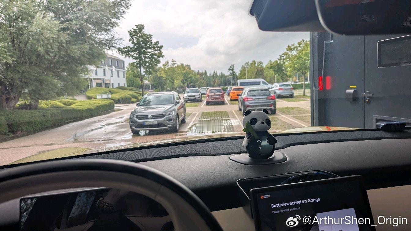 欧洲汽车市场 德国用户的NOMI也终于用上熊猫头饰了。不过他是从中国的 商店购买