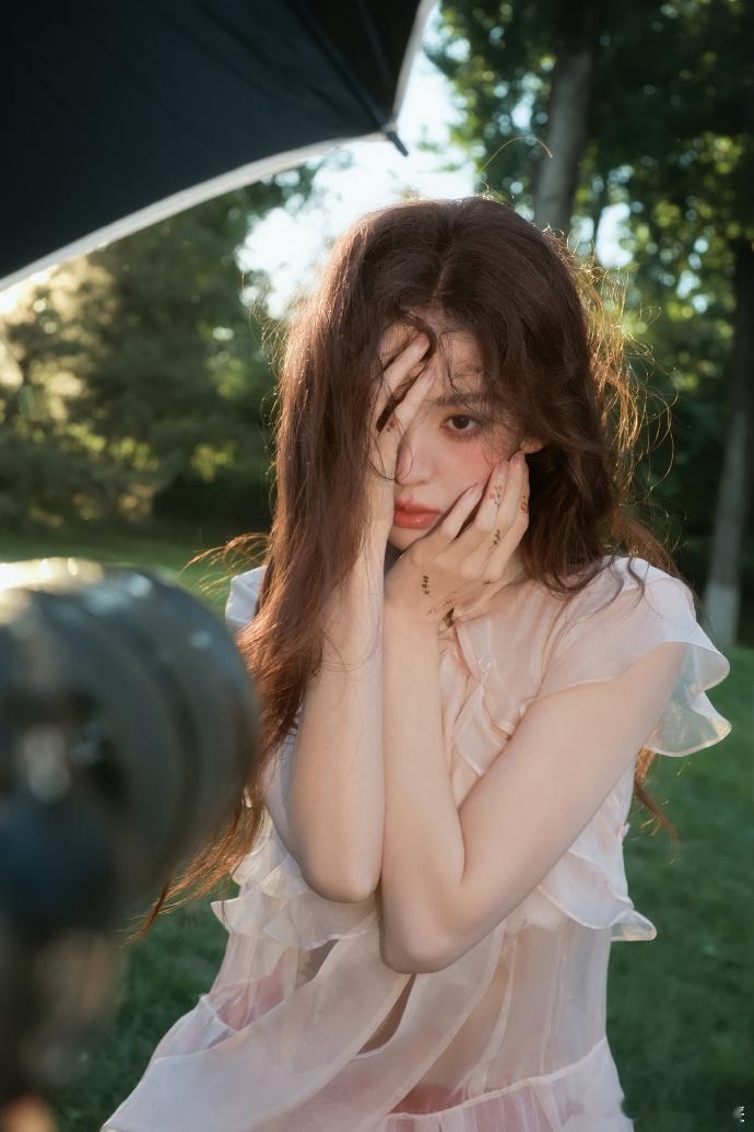 娜扎林间精灵大片 娜扎也太适合当精灵了吧！那种清冷又灵动的气质真的好稀缺，这组大