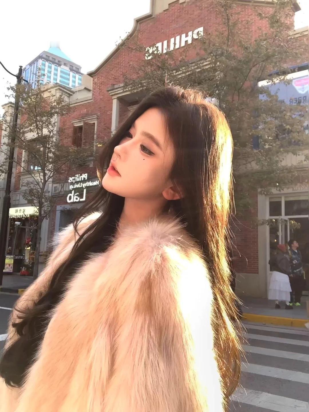 北京甜美少女，下颌的软线像冰釉轻轻覆在下颌内侧，薄却不贴骨，从下颌底部延伸至下巴