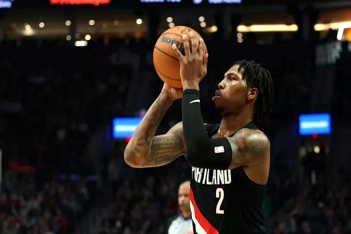 倒数5场比赛结束就滚蛋，场均砸下11分的NBA后卫正逼疯CBA球探。
 
你翻开