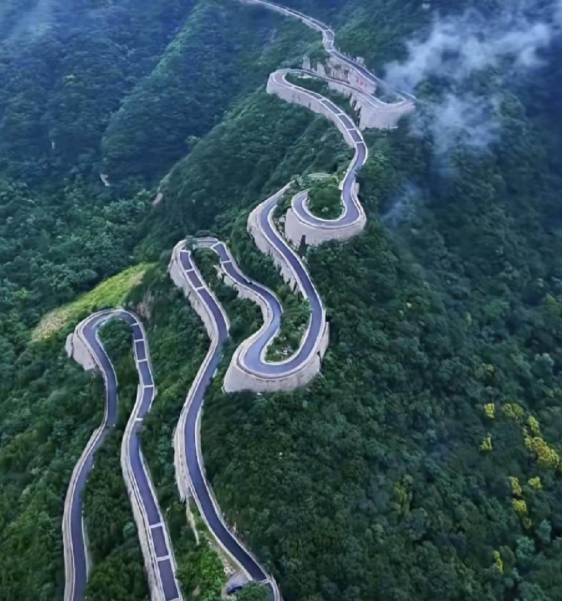 “羊肠小道”变“牛肠大道”。这是哪儿的盘山公路啊？