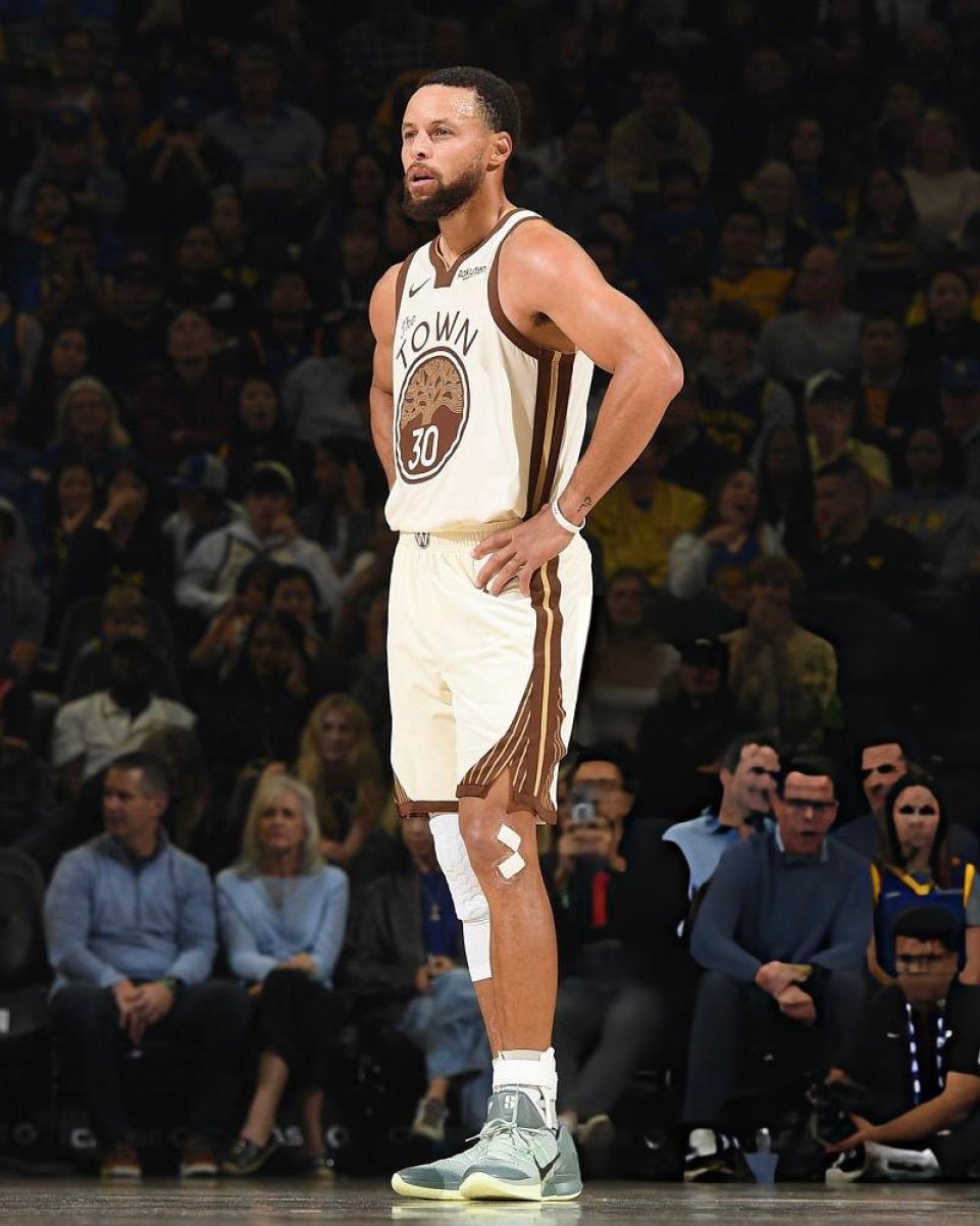 比赛没有悬念了，来欣赏一下新配色的城市版球衣