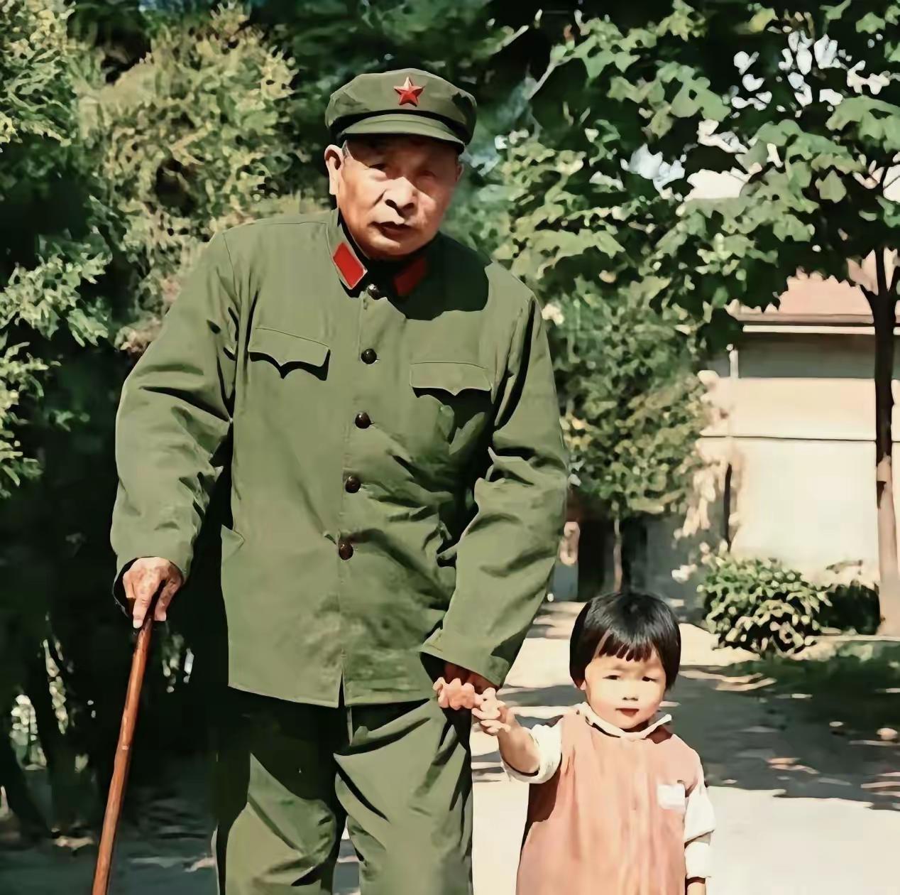 开国上将钟期光晚年温情往事

70年代初，开国上将钟期光牵着孙女钟好好（柯蓝）的