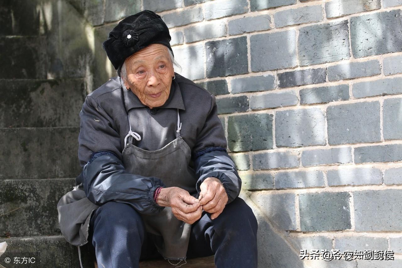 大年初一串亲戚，我二姨在家大哭了一场！
我前姨夫是村里的拖拉机手，拖拉机刹车出了