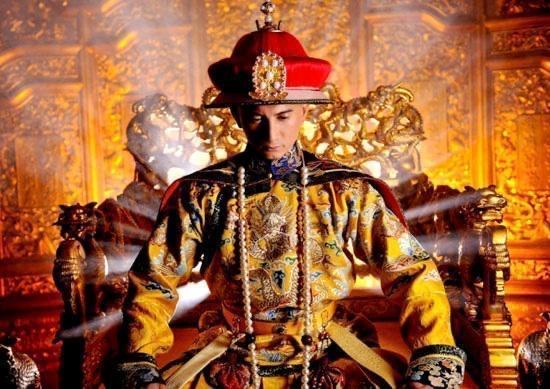 通过书风变化、公文规制及宫廷私语分析雍正继位，确实能发现诸多值得推敲的政治裂隙。