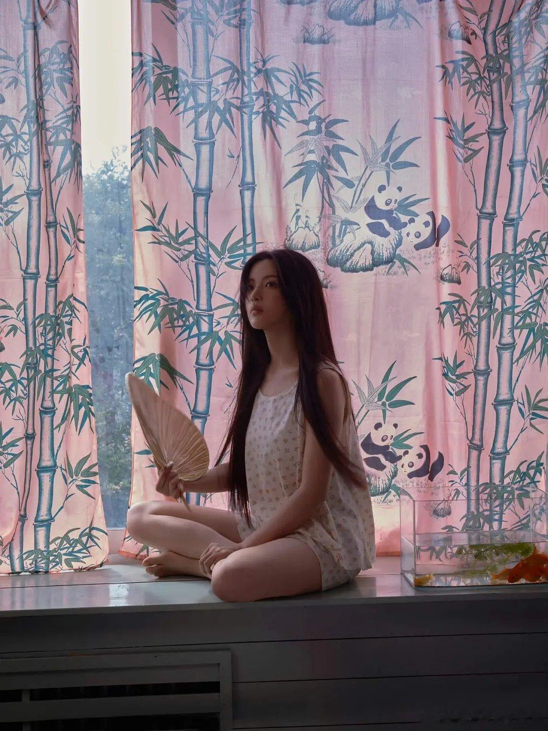 杨超越夏日清凉照，图一有点宝儿姐那味[doge] ​​​