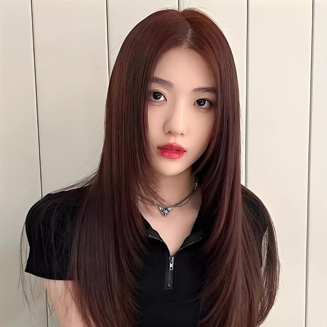 长发的魅力，红唇的诱惑，尽显优雅与自信。黑发红唇女神 红唇美少女 红唇美人照 深