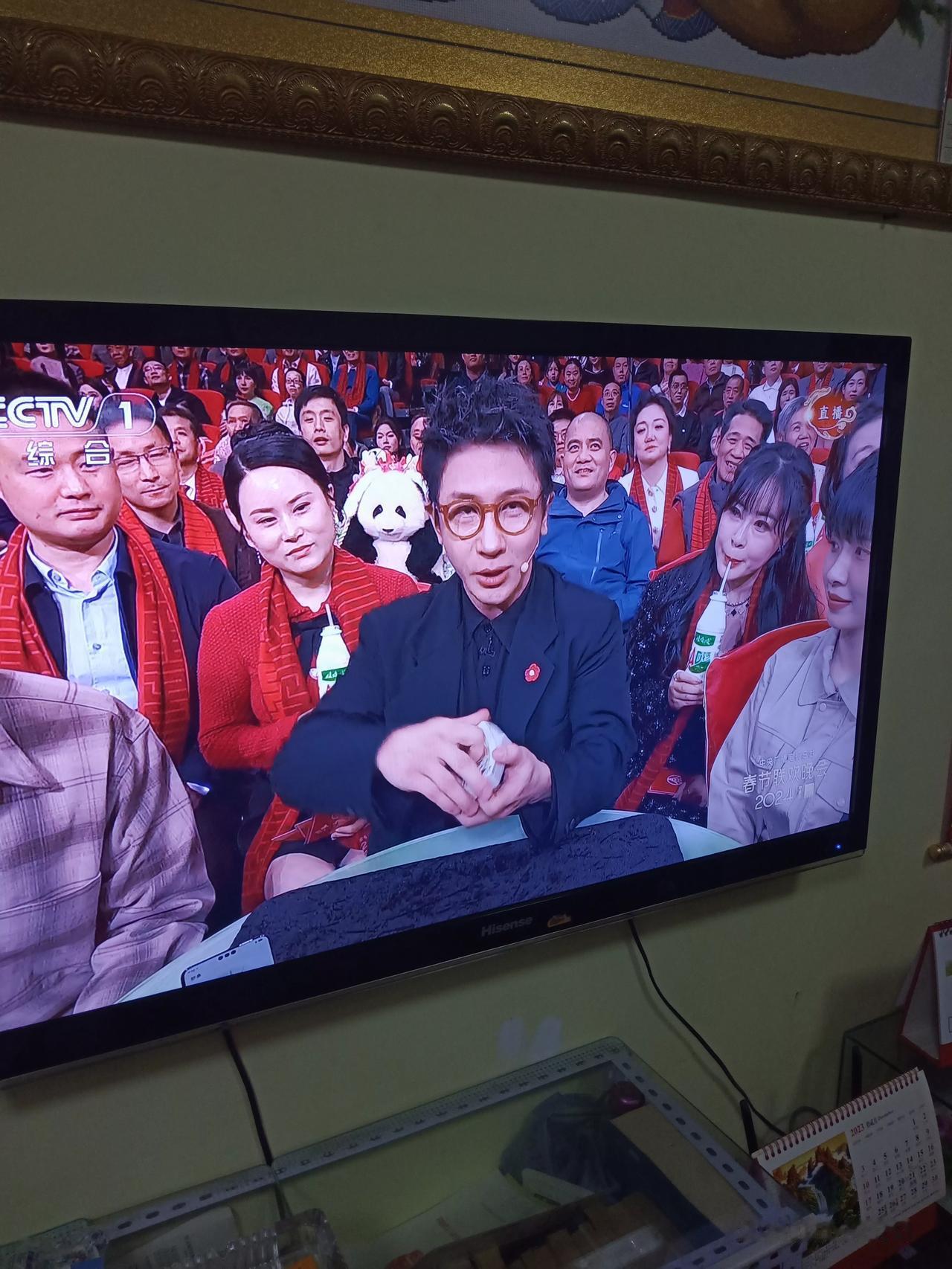 春晚进行一个多小时了，电视开着只为了听个动静，全家人坐在一起，增加点喜庆的气氛。