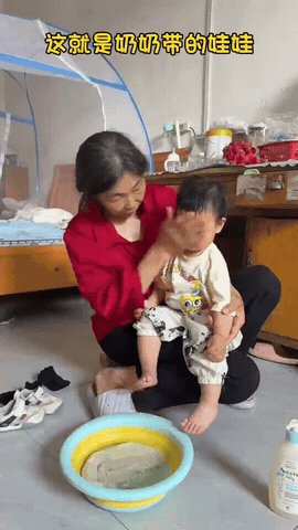 女子向老公吐槽，说她婆婆不讲卫生，一条毛巾给娃娃擦脸擦手又擦脚。有时候顺序还倒过