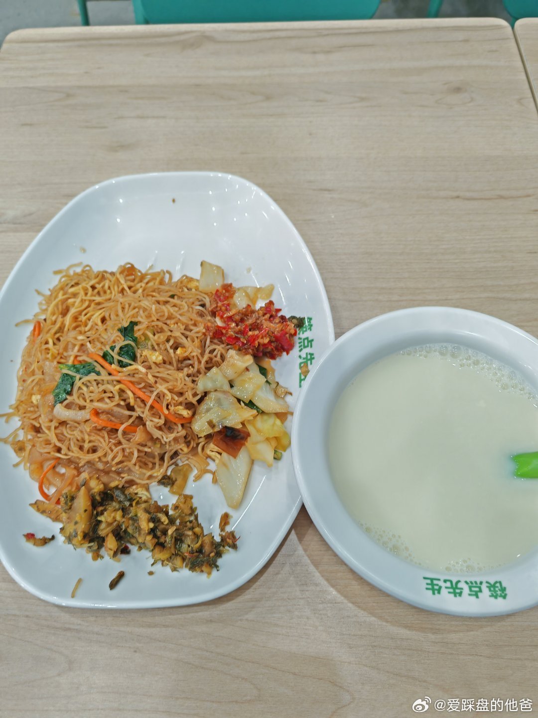 早餐7块钱，炒粉味道一般，豆浆放了好多糖。 