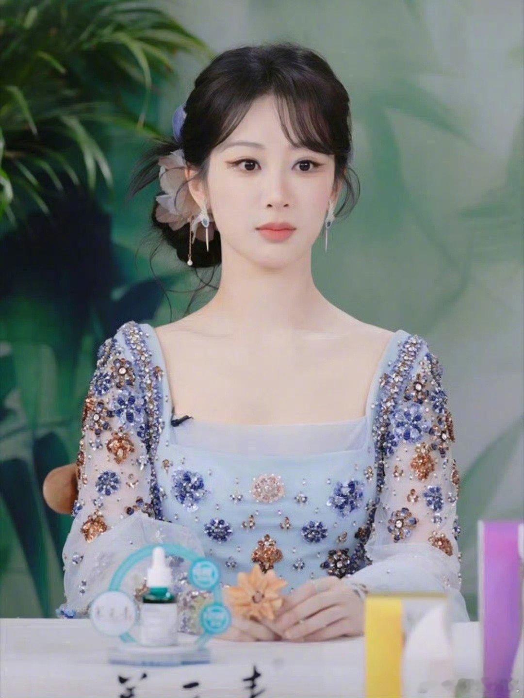 杨紫 白鹿 赵露思今晚直播造型，来看看大美女们状态怎么样[举花铃] 