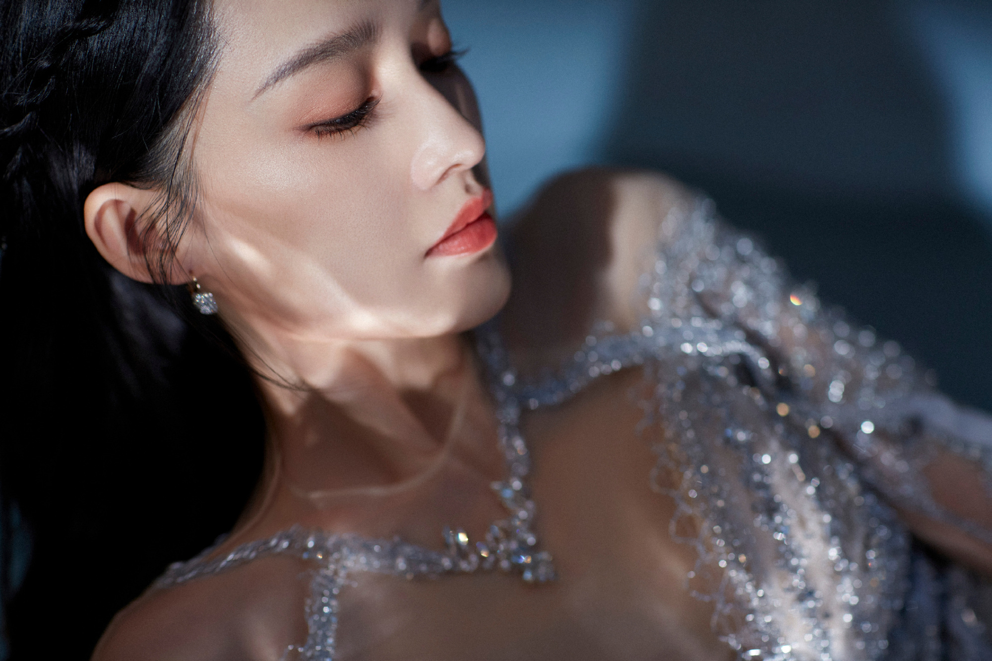 #李沁像极了美人鱼#  美翻了！李沁绝美！画面的质感nice！李沁完完全全是美得