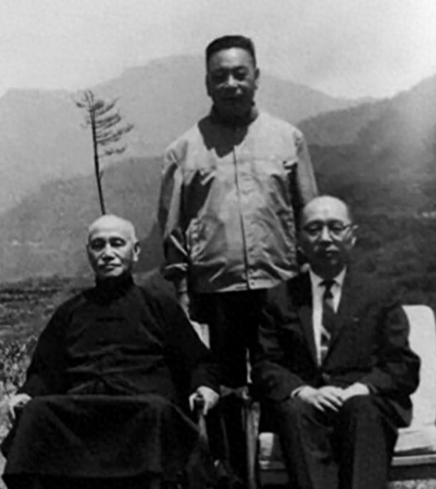 蒋介石去世之后，为何没有把权力交给蒋经国，反而选择了让无实权的严家淦接班？
19