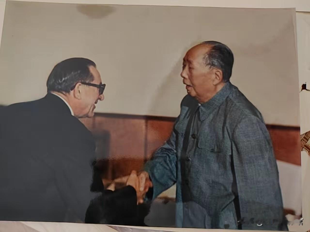 这是1972年毛主席会见马耳他总理明托夫的历史照片，二人亲切握手交谈，此次外事会