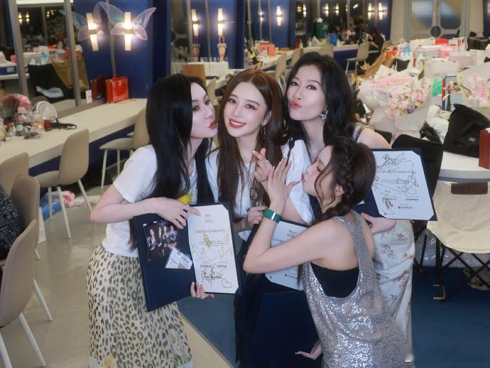 阚清子潇洒小姐团魂阚清子潇洒小姐队戒阚清子细心记下每位队友指围，定制五角星钻石队