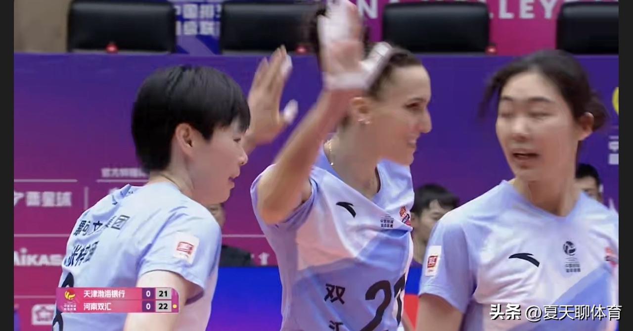 河南女排第一局竟然赢了天津女排！河南女排这两个外援买值了，有希望进4强啊！这一组