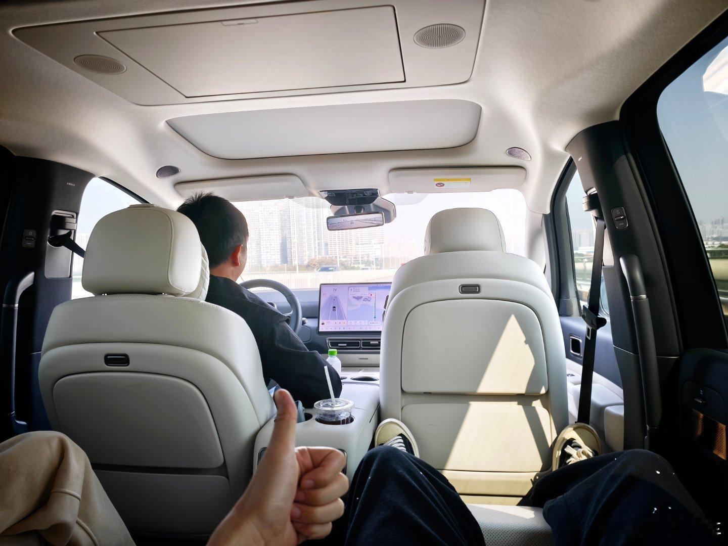 我就乐意跟我兄弟出门 又不用开车，牛子，槟榔都备好 还有零重力座椅享受 座椅按摩